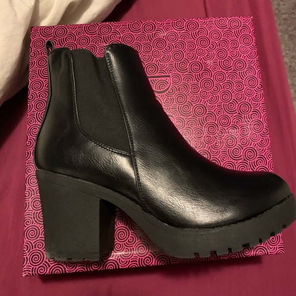 Selling shoes! Barely worn! - Picture 8 of 8